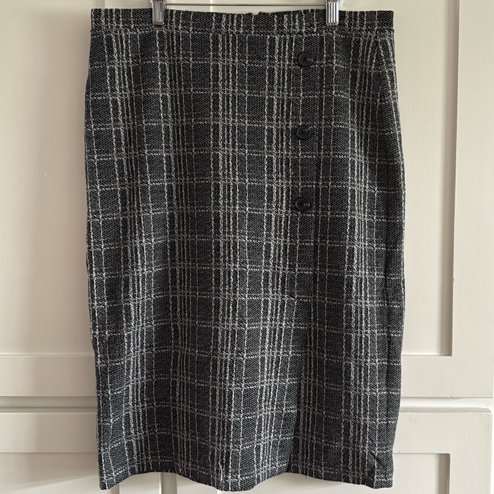Banana Republic black white plaid midi faux button, size 10.
